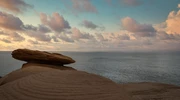 o plajă lângă un corp de apă în portugalia