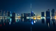 un corp de apă cu un oraș în fundal în emiratele arabe unite