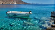 o barcă mică într-un corp de apă în grecia