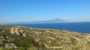 o vedere a unui deal stâncos în peninsula halkidiki