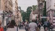 un grup de oameni care se plimbă pe o stradă a orașului în timișoara
