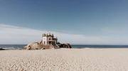 o plajă de nisip lângă ocean în portugalia