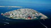 un corp mare de apă cu un oraș în fundal în maldive