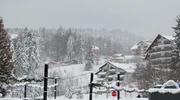 o casă acoperită de zăpadă în predeal