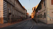 o scenă de stradă cu accent pe partea laterală a unei clădiri în timișoara