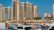 un port plin cu o mulțime de clădiri înalte în emiratele arabe unite