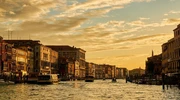o vedere a unui oraș lângă apă în italia