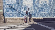 o persoană cu graffiti pe marginea unui drum în portugalia
