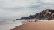 o plajă cu un munte în fundal în portugalia