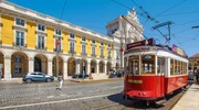 un tren este parcat pe marginea unei clădiri în portugalia