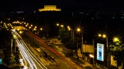 un semafor pe o stradă a orașului noaptea în bucurești
