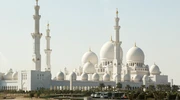 o clădire mare cu moscheea sheikh zayed în fundal în emiratele arabe unite