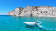 o barcă mică într-un corp de apă în grecia