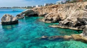 o insulă stâncoasă în mijlocul unui corp de apă în cipru