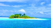 o insulă în mijlocul unui corp de apă în maldive