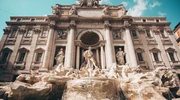 o statuie mare de piatră în fața fântânii trevi în italia
