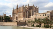 un castel în vârful catedralei din palma în spania