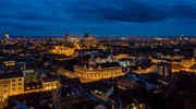 o vedere a unui oraș noaptea în croația