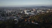 o vedere a unui oraș în brașov