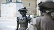 o statuie a unei persoane care poartă o pălărie în alba iulia