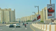 o stradă a orașului plină de mult trafic în emiratele arabe unite