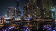 o vedere a unui oraș noaptea în emiratele arabe unite