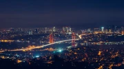 o vedere a unui oraș noaptea în turcia