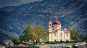 o biserică cu un munte în fundal în grecia