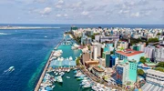 un corp mare de apă cu clădiri în fundal în maldive