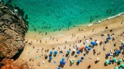 un grup de oameni pe o plajă în turcia