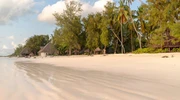 un bărbat călare pe o plajă în zanzibar