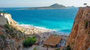 o plajă stâncoasă lângă ocean în turcia