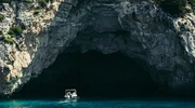 o peșteră lângă un corp de apă în grecia