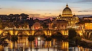 un pod peste apă cu un oraș în fundal în italia