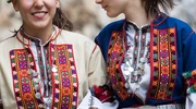 o femeie purtând o cămașă colorată în bulgaria