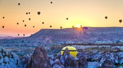 un grup de oameni care zboară zmee pe cer în turcia