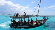 un grup de oameni într-o barcă pe un corp de apă în zanzibar