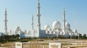 o clădire mare cu moscheea sheikh zayed în fundal în emiratele arabe unite