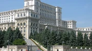 o clădire mare cu palatul parlamentului în fundal în românia