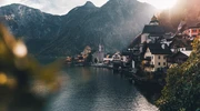un lac cu un munte pe fundal în austria