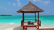câteva șezlonguri așezate deasupra unei plaje în maldive