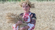 o fetiță călare pe vârful unui câmp de iarbă uscată în bulgaria