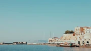 o navă mare într-un corp de apă în grecia