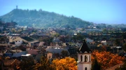 o vedere a unui oraș cu un munte în fundal în bulgaria