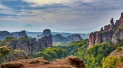 un canion cu un munte în fundal în bulgaria