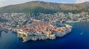 o insulă în mijlocul unui corp de apă în croația