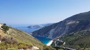 o vedere a laturii unui munte în grecia