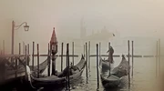 o barcă este andocata lângă un corp de apă în italia