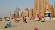 un grup de oameni care stau la o plajă în emiratele arabe unite