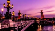 un pod mare se lumina noaptea în paris
